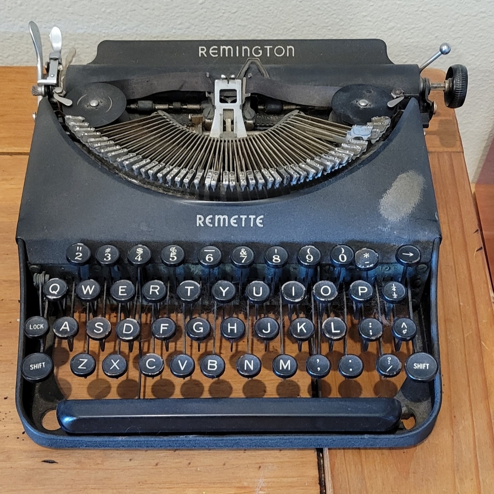 Vintage 1939 Remette Typewriter